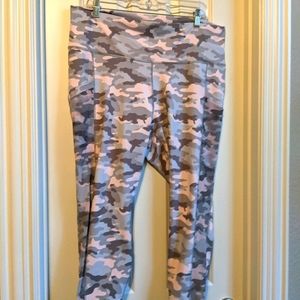 Fabletics Mila Crop 1x  Pink Camo
